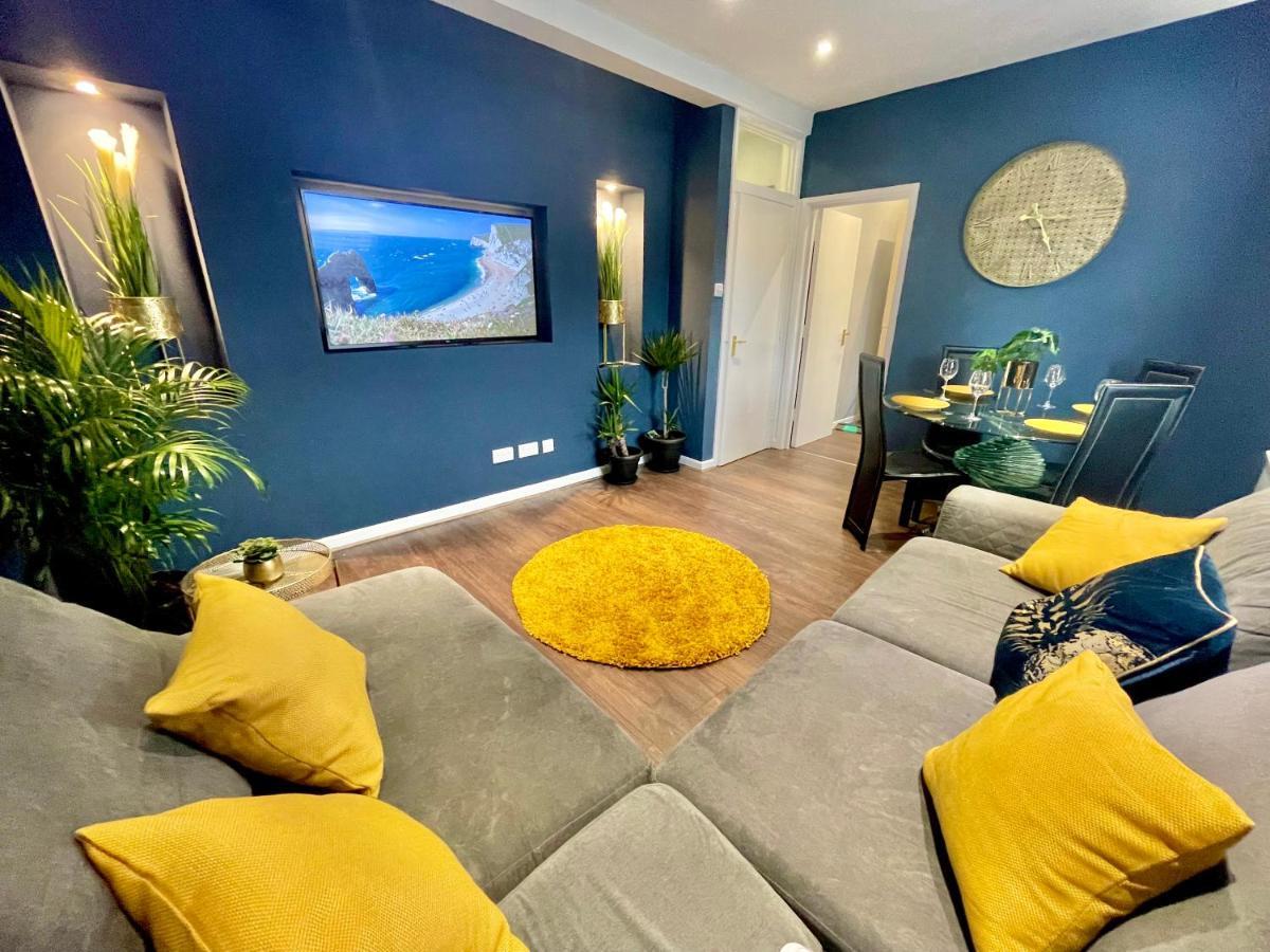 Cozy Two Bedroom - A Stroll From Gardens To - With Parking Appartamento Bournemouth