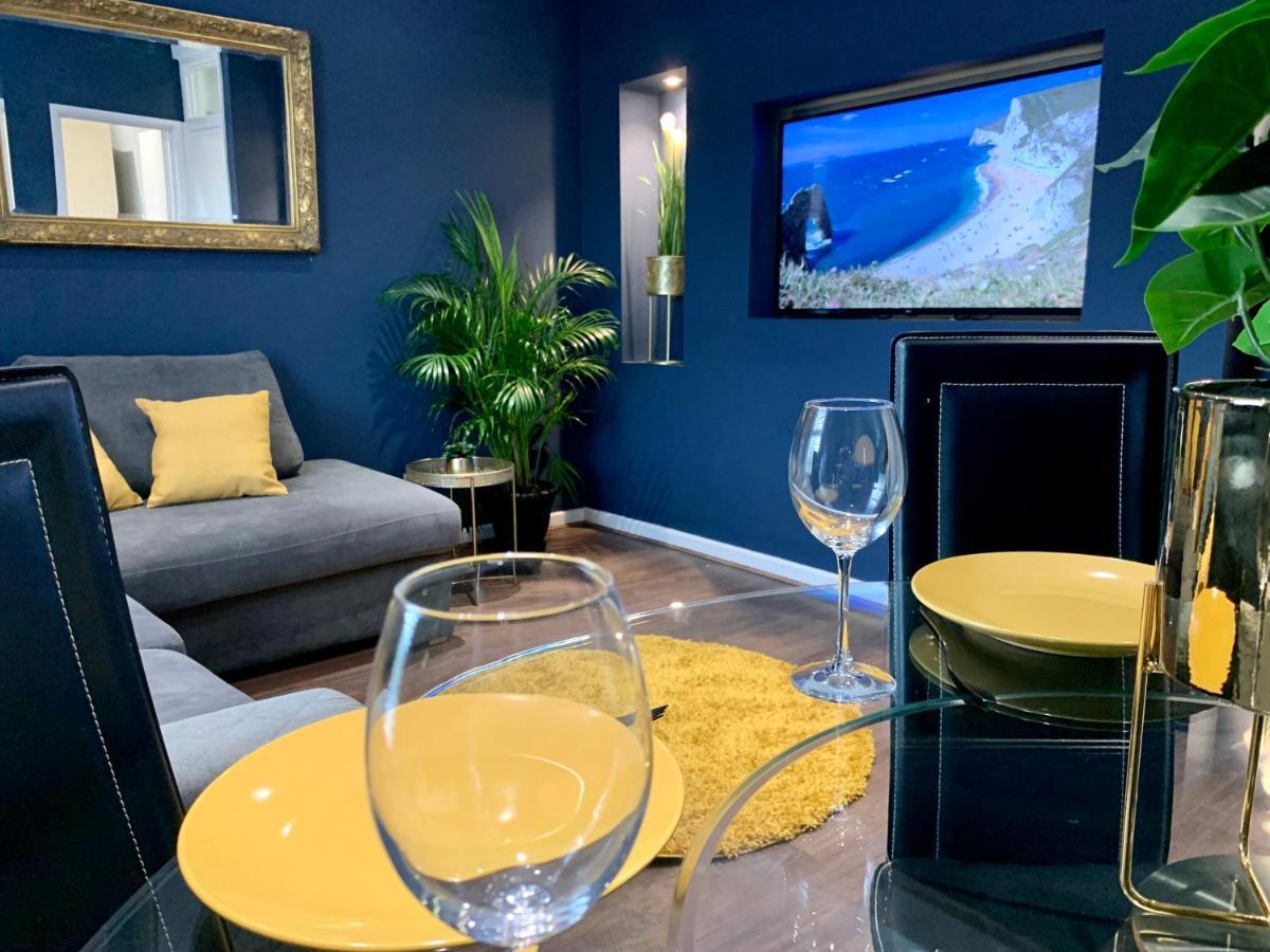 Cozy Two Bedroom - A Stroll From Gardens To - With Parking Appartamento Bournemouth