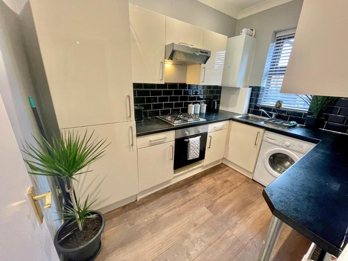 Cozy Two Bedroom - A Stroll From Gardens To - With Parking Appartamento *