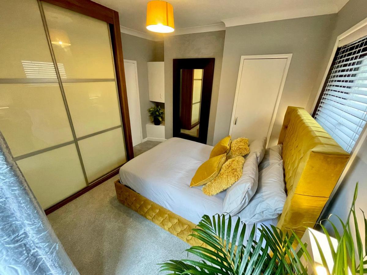 Cozy Two Bedroom - A Stroll From Gardens To - With Parking Appartamento Bournemouth