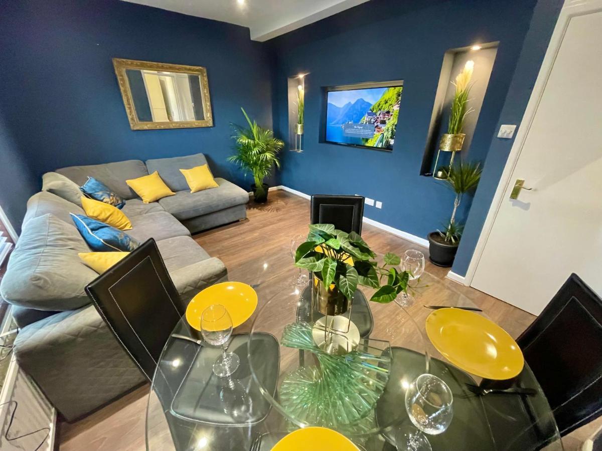 Cozy Two Bedroom - A Stroll From Gardens To - With Parking Appartamento *