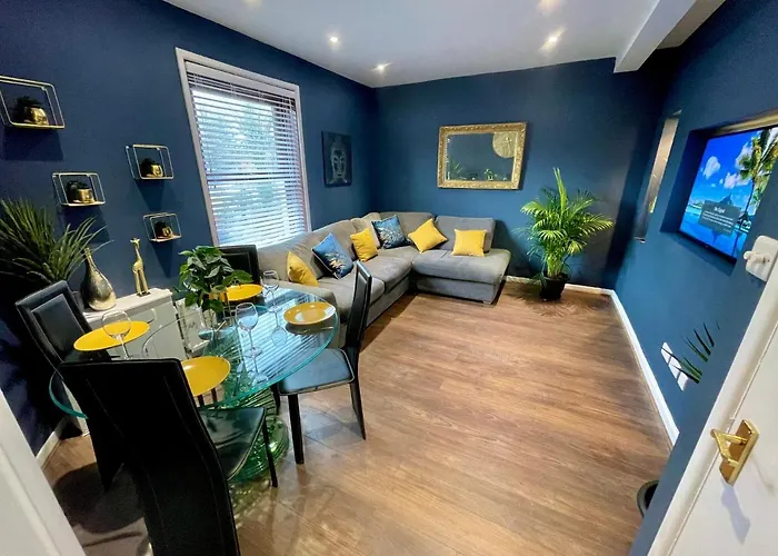 Cozy Two Bedroom - A Stroll From Gardens To Beach - With Parking