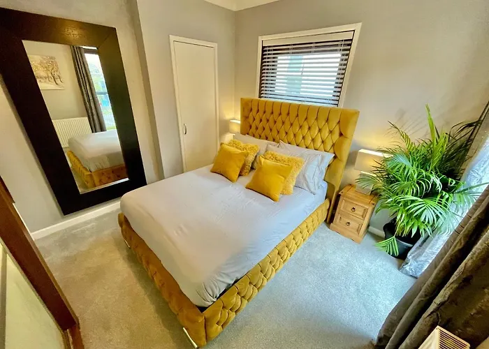 Cozy Two Bedroom - A Stroll From Gardens To Beach - With Parking
